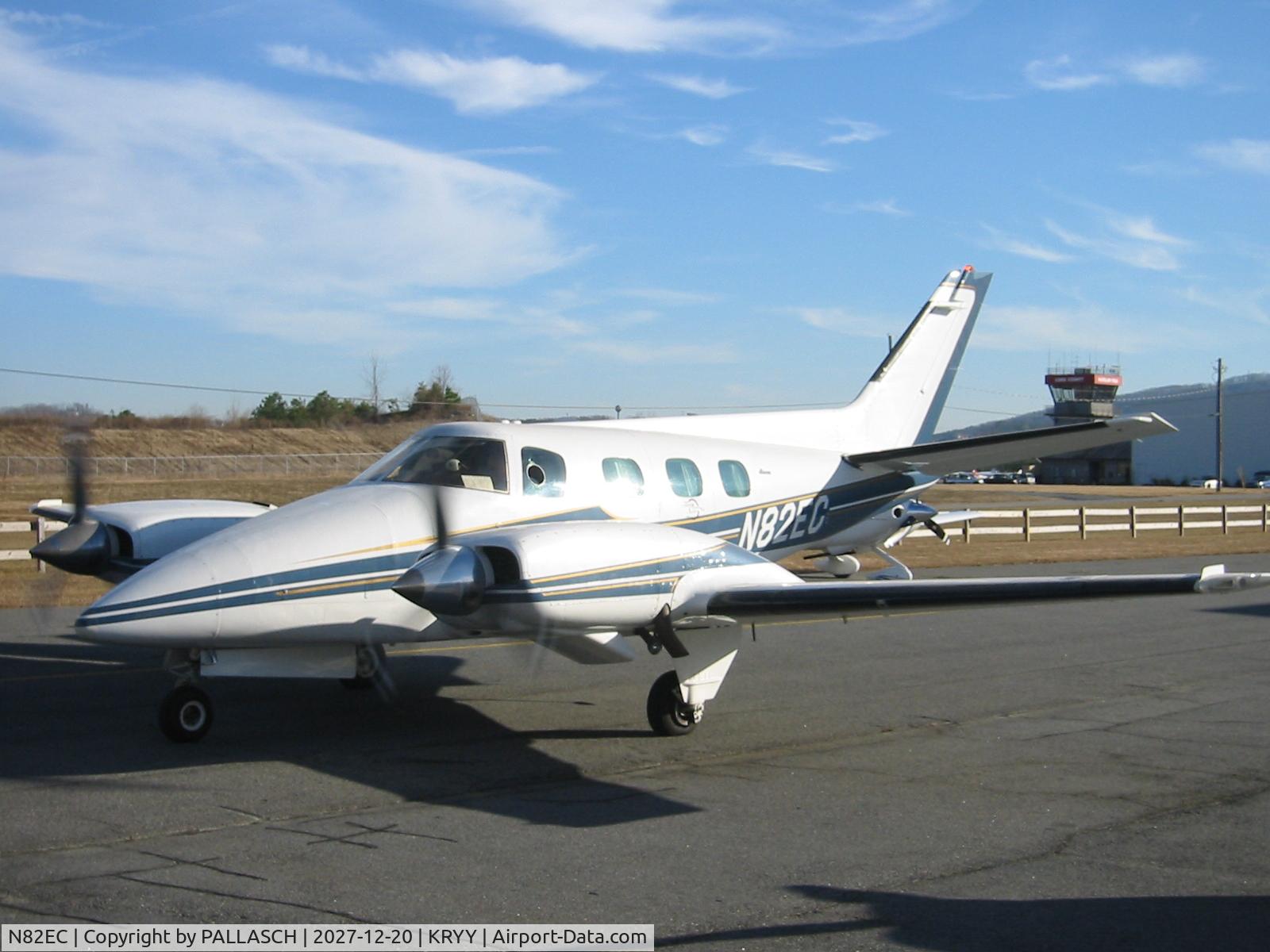 N82EC, 1976 Beech B-60 Duke C/N P-376, N82EC in Atlanta KRYY airport