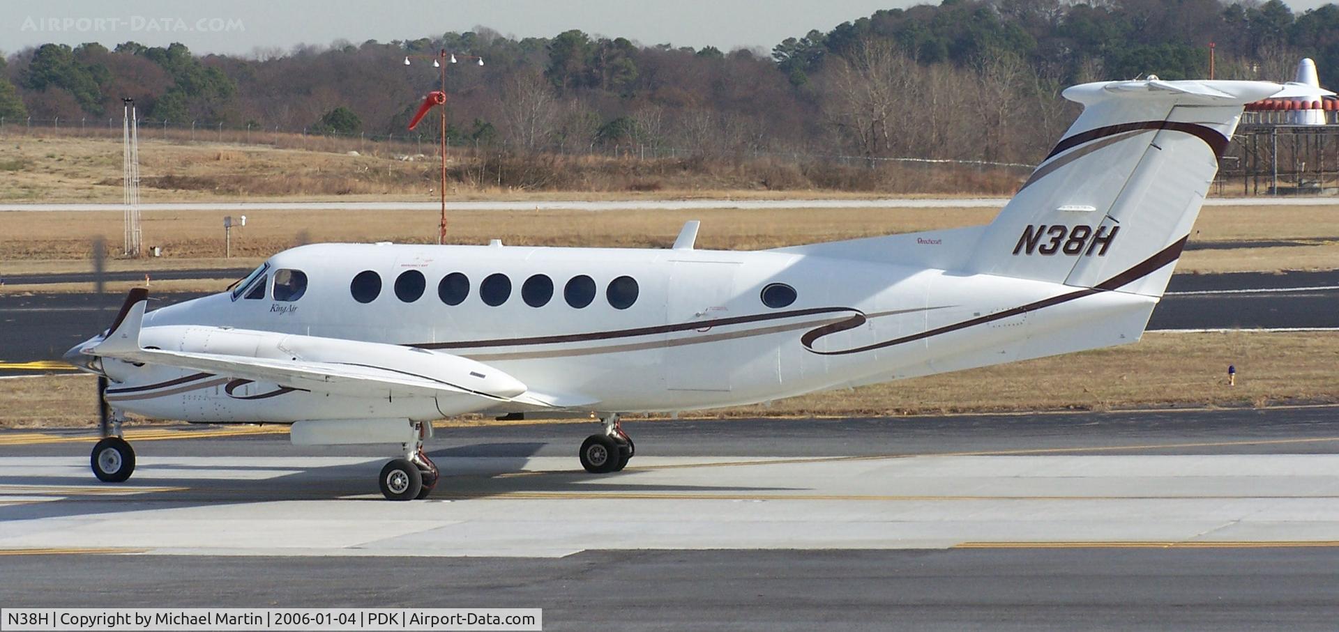 N38H, 1992 Beech B300 King Air C/N FL-71, Taxing to Epps Air Service