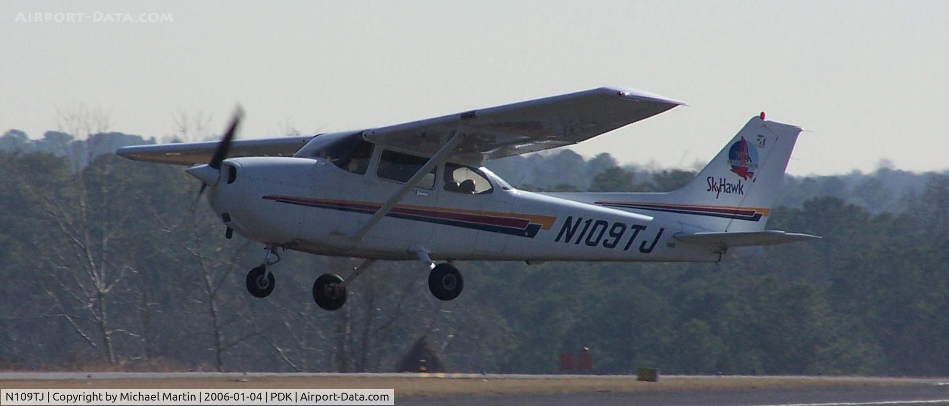 N109TJ, 2001 Cessna 172R C/N 17280985, Takeoff from 2L