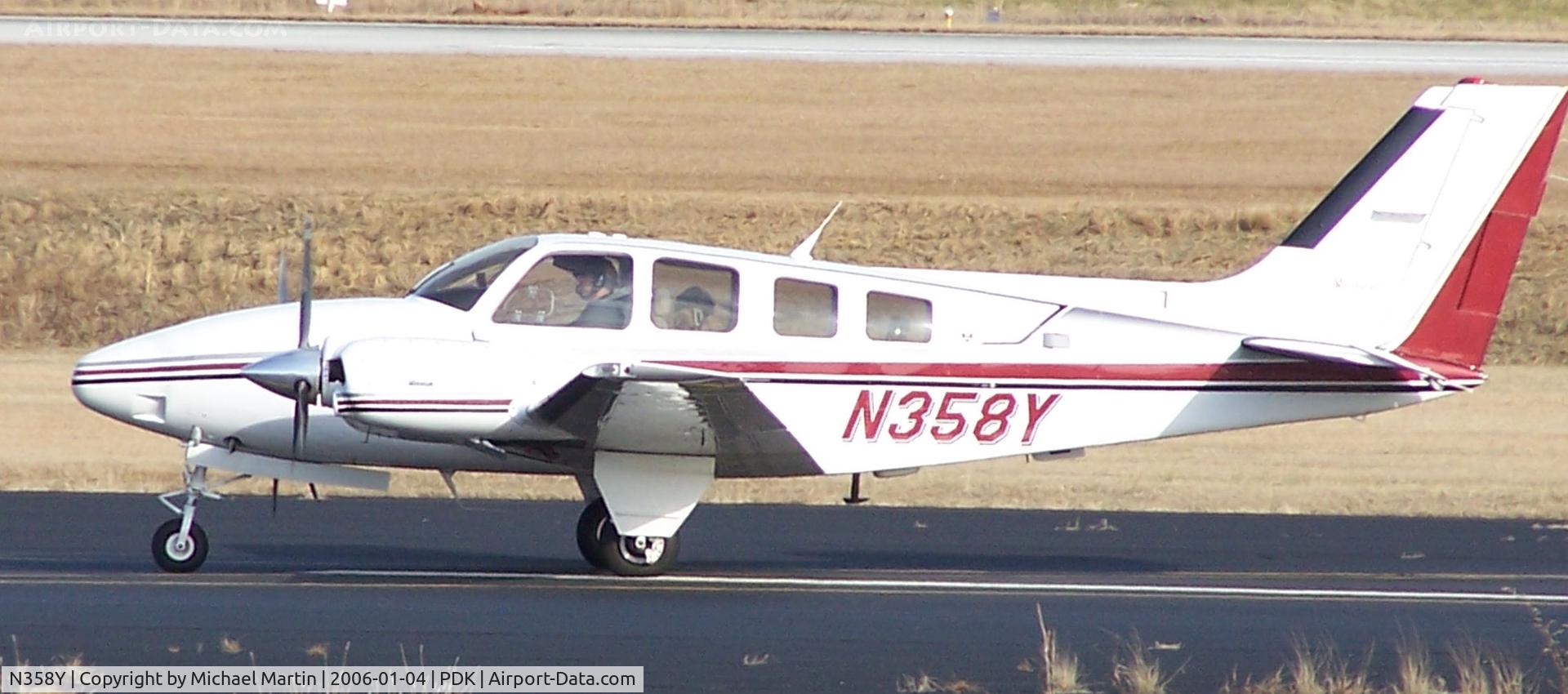 N358Y, 1989 Beech 58 Baron C/N TH-1551, Taxing back from flight