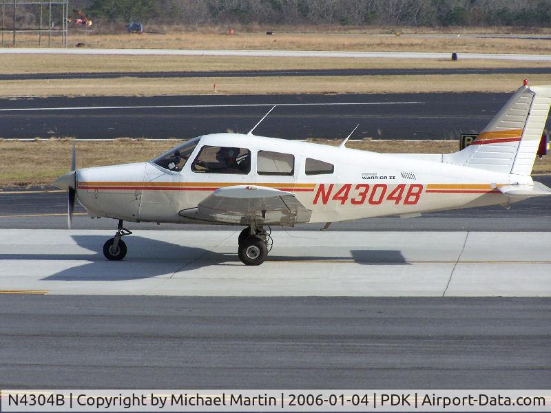 N4304B, 1983 Piper PA-28-161 C/N 28-8316069, Taxing back from flight