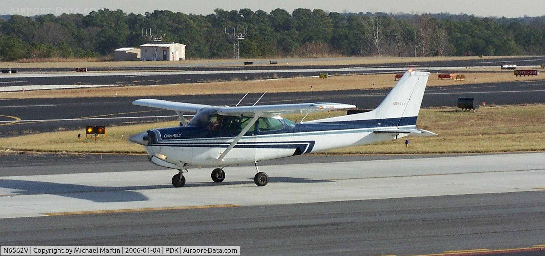 N6562V, 1980 Cessna 172RG Cutlass RG C/N 172RG0775, Taxing back from flight