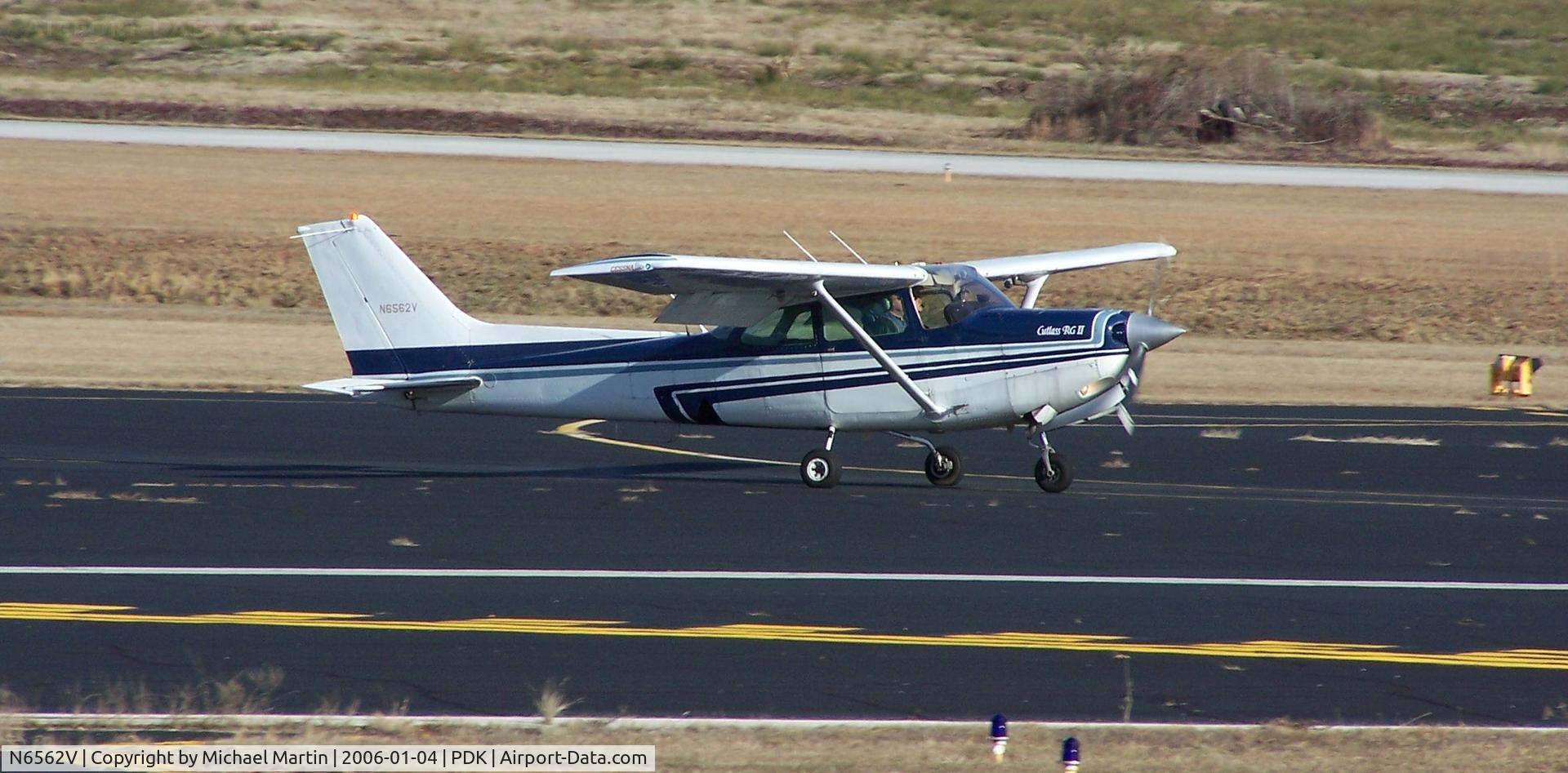 N6562V, 1980 Cessna 172RG Cutlass RG C/N 172RG0775, Landing PDK on 20R