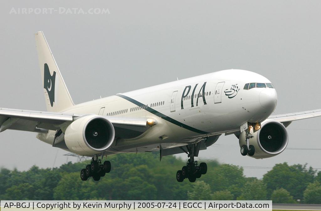 AP-BGJ, 2003 Boeing 777-240/ER C/N 33775, Drifting into touchdown on 06R