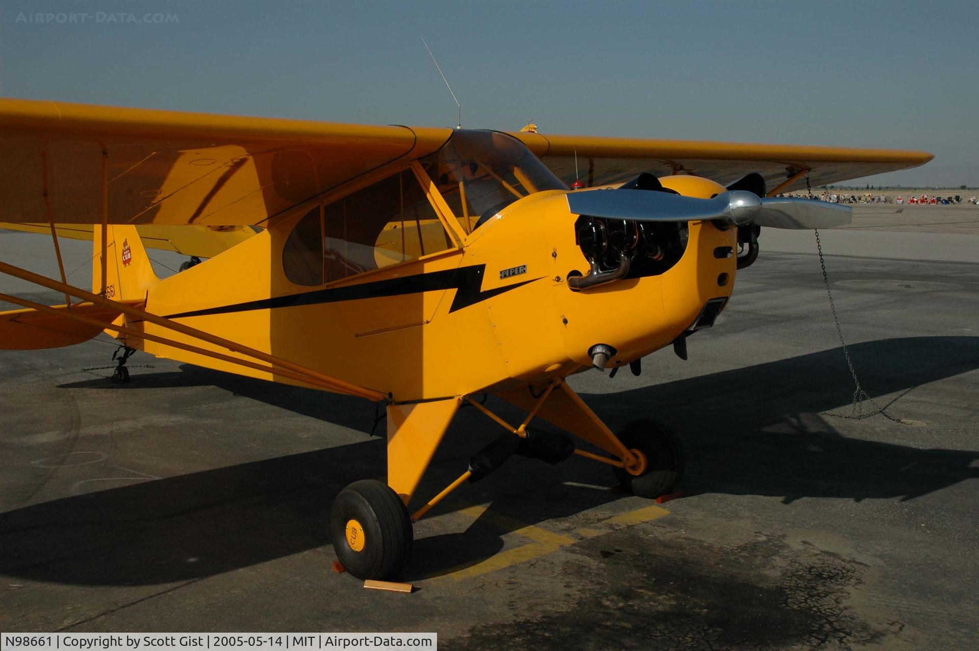 N98661, 1946 Piper J3C-65 Cub Cub C/N 18890, Shafter Ca. Airshow