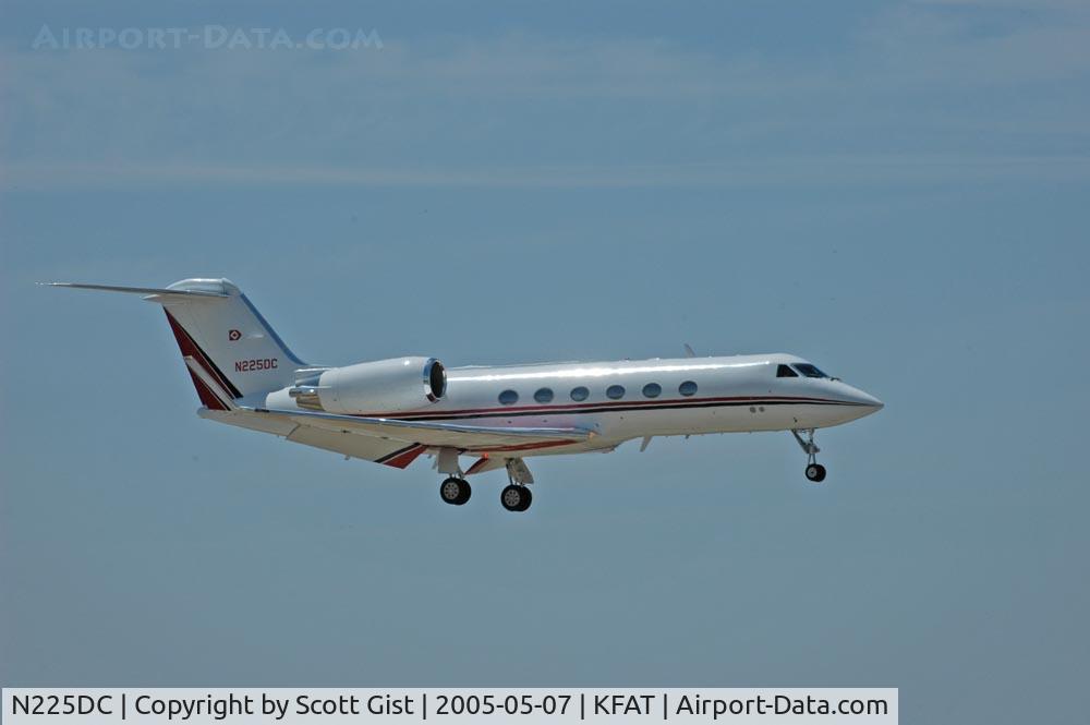 N225DC, 1994 Gulfstream Aerospace G-IV C/N 1253, On final at KFAT