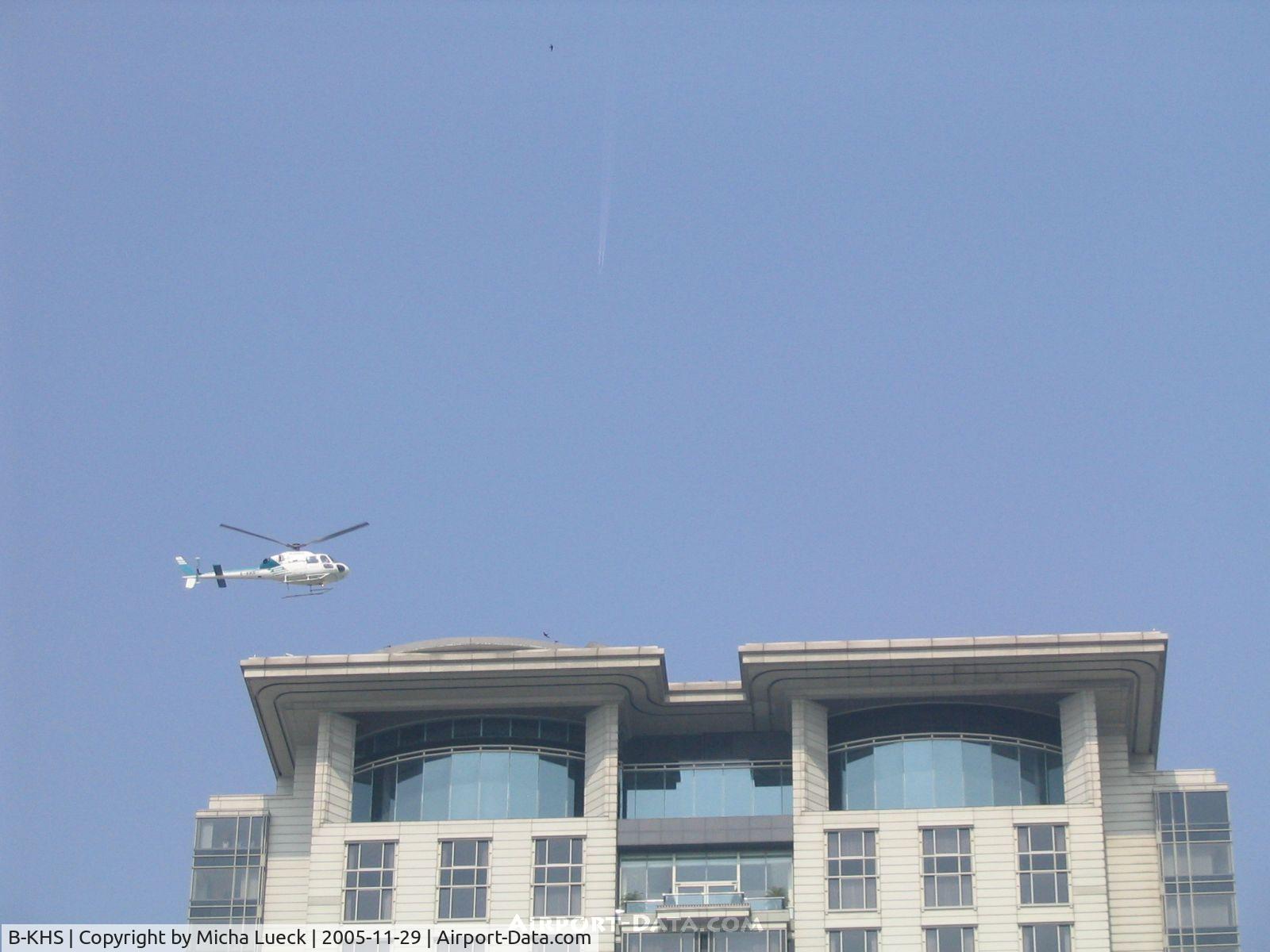 B-KHS, Aerospatiale AS-355N Ecureuil 2 C/N 5718, Arriving at the famous Peninsula Hotel in Kowloon/Hong Kong
