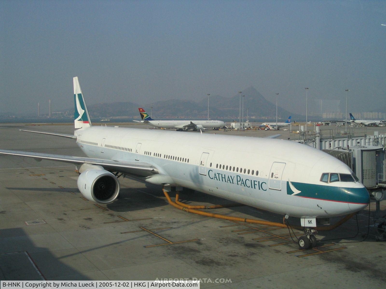 B-HNK, 1999 Boeing 777-367 C/N 27510, Boarding at the gate