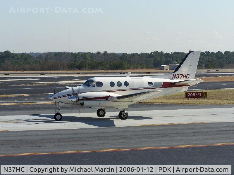 N37HC, 1974 Beech E-90 King Air King Air C/N LW-108, Taxing to 20L