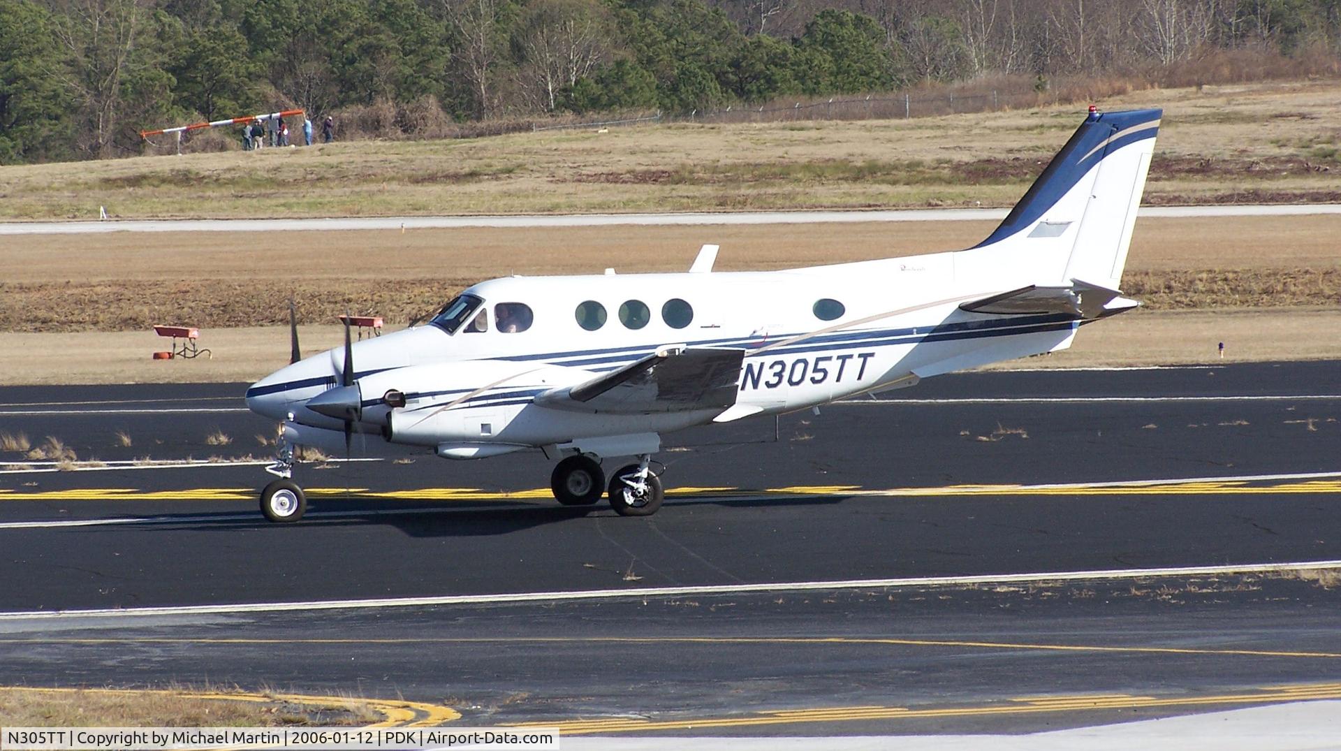N305TT, 1981 Beech C90 King Air C/N LJ-992, Taxing back from flight