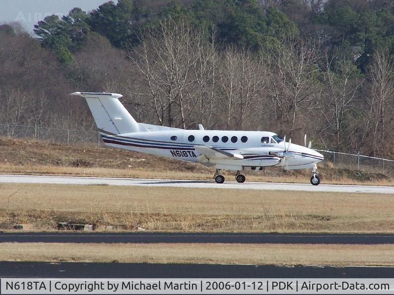 N618TA, 2001 Raytheon B200 King Air C/N BB-1754, Landing PDK on 20L