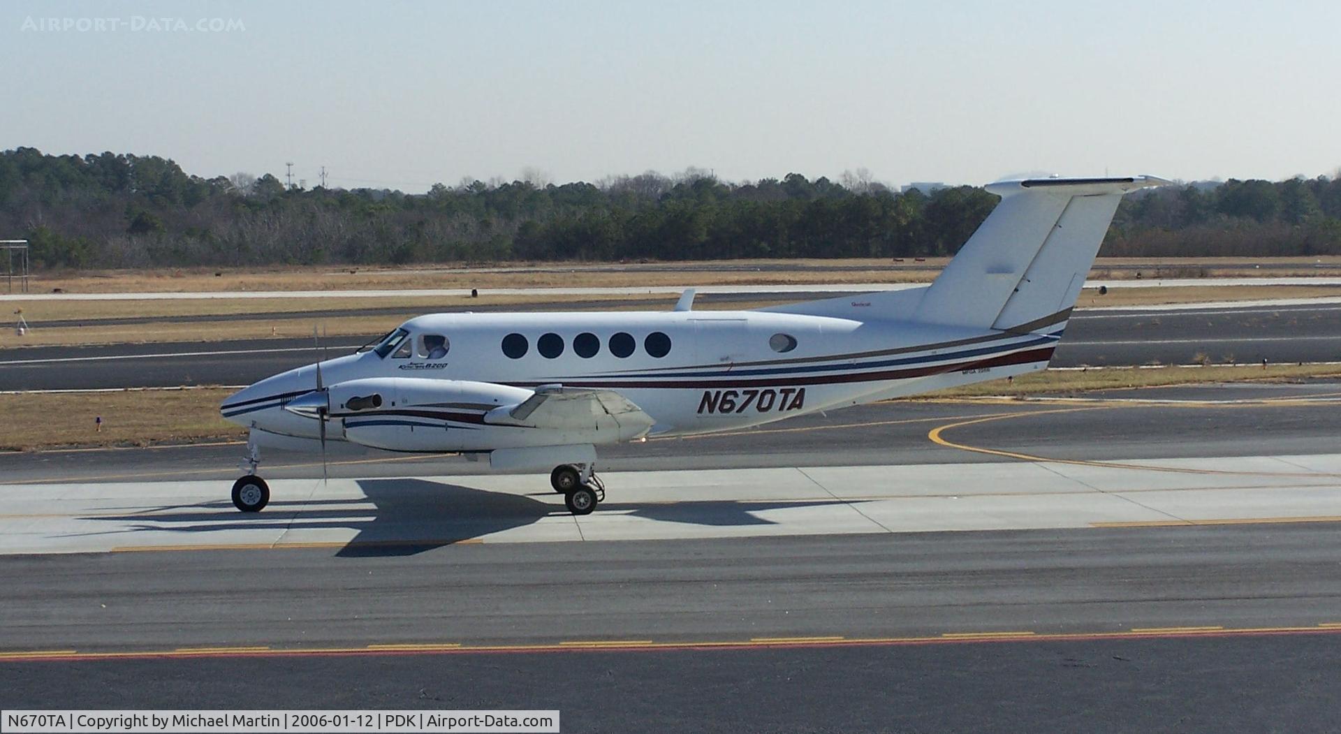 N670TA, 1998 Raytheon Aircraft Company B200 C/N BB-1631, Taxing to 20L