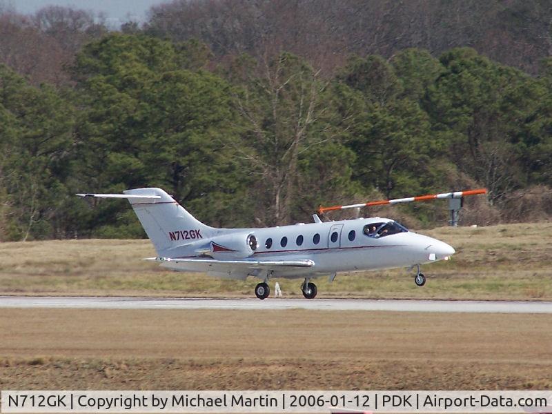 N712GK, 1992 Beech 400A Beechjet C/N RK-44, Landing PDK on 20L