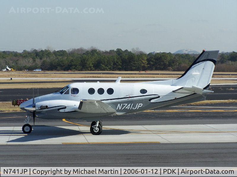 N741JP, 2006 Beech C90GT King Air C/N LJ-1756, Taxing to 20L
