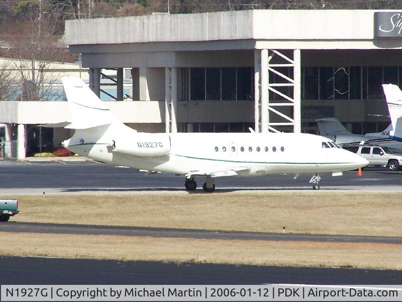 N1927G, 1996 Dassault Falcon 2000 C/N 35, Taxing to 20L