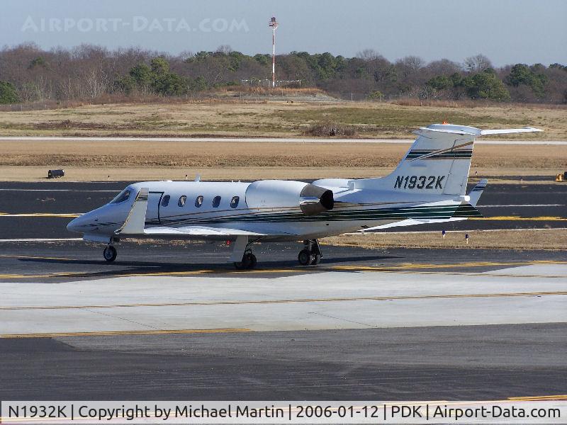 N1932K, 1994 Learjet Inc 31A C/N 099, Taxing to 20L