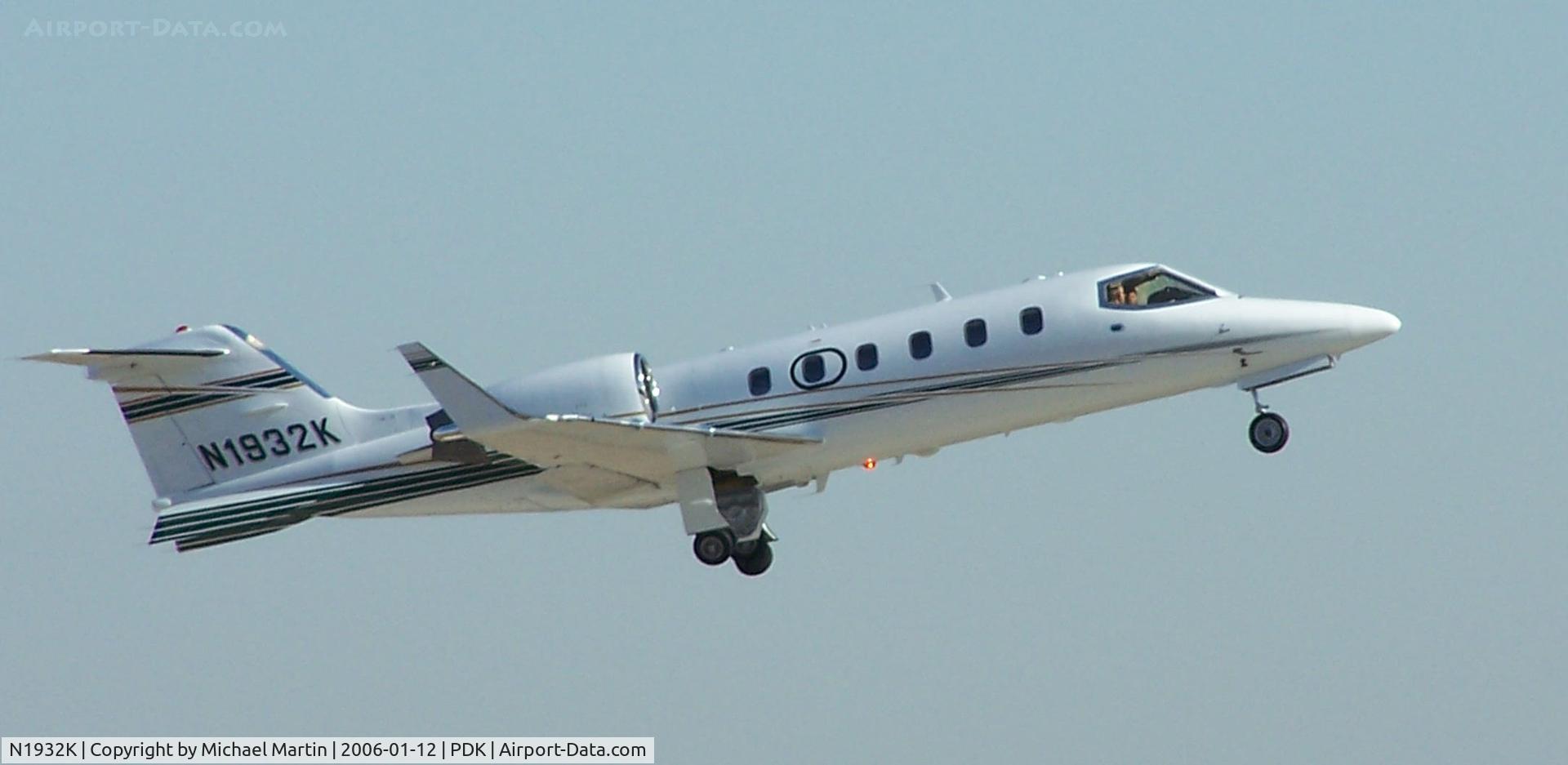 N1932K, 1994 Learjet Inc 31A C/N 099, Departing PDK on 20L