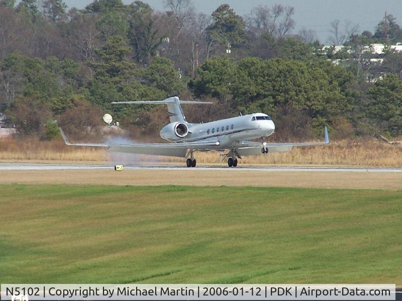 N5102, 1998 Gulfstream Aerospace G-V C/N 551, Smoking Tires Landing 20L