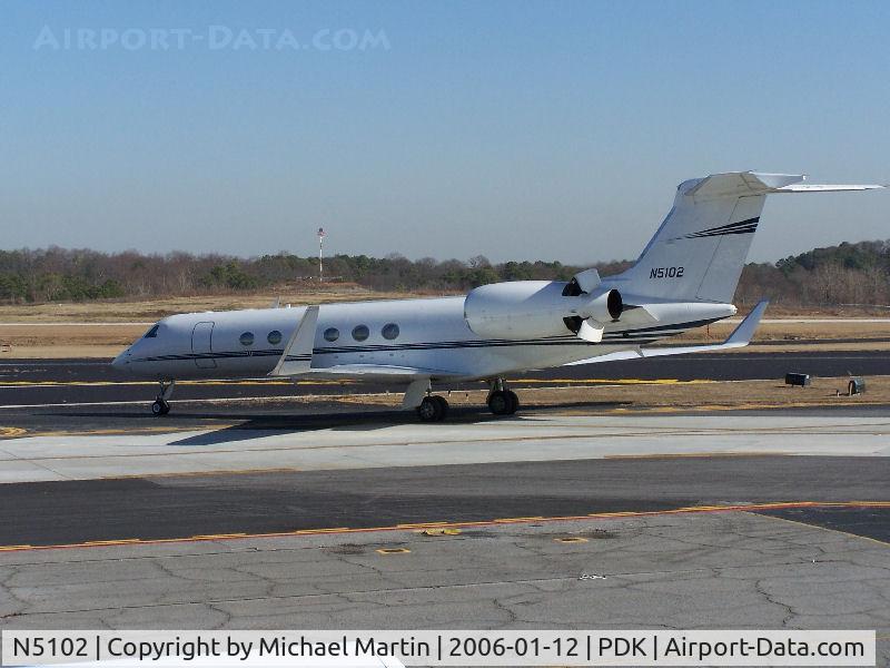 N5102, 1998 Gulfstream Aerospace G-V C/N 551, Taxing to Signature Air