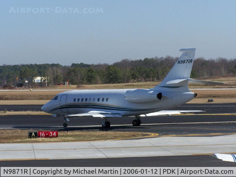 N9871R, 2004 Dassault FALCON 2000EX C/N 43, Taxing to 20L