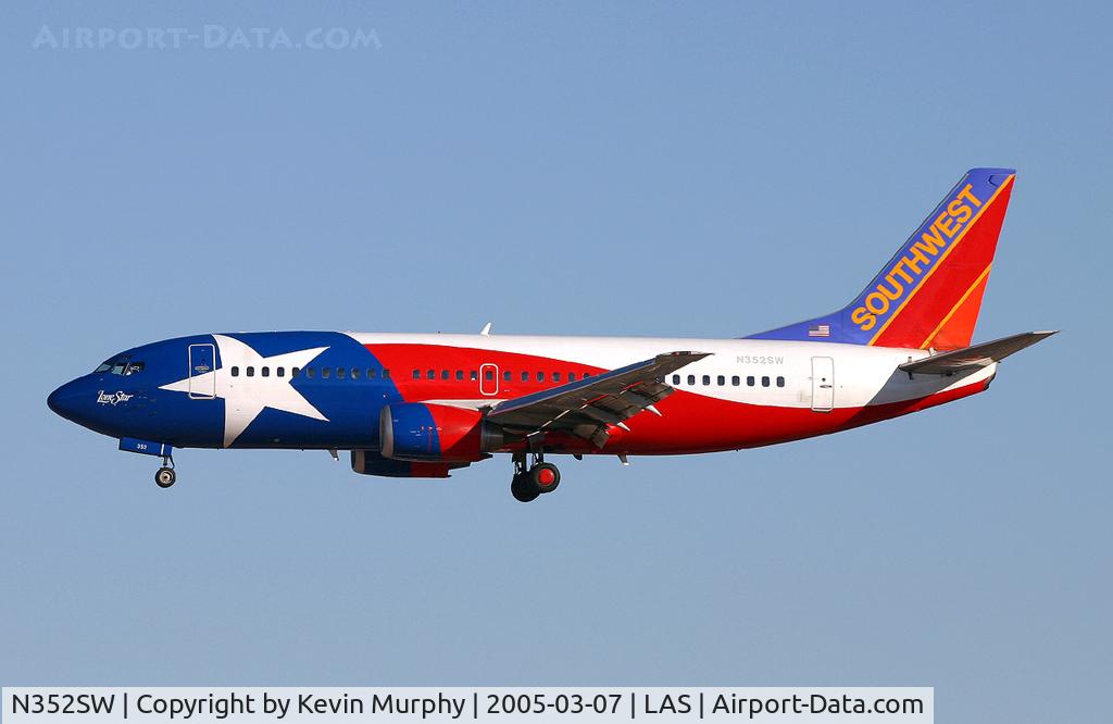 N352SW, 1990 Boeing 737-3H4 C/N 24888, Lone Star drifting into Vegas.