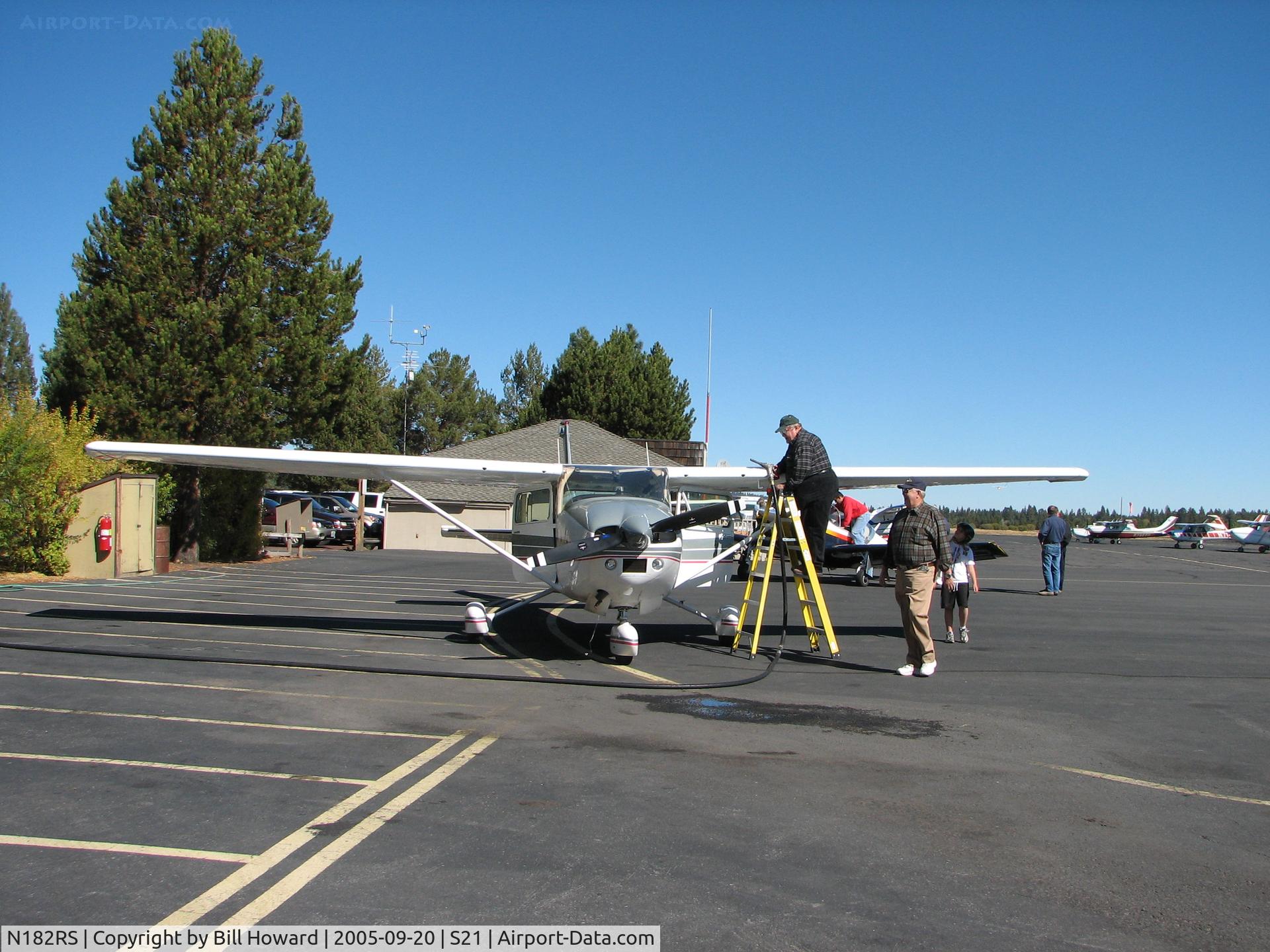 N182RS, 1976 Cessna 182P Skylane C/N 18264499, Fill up at Sunriver