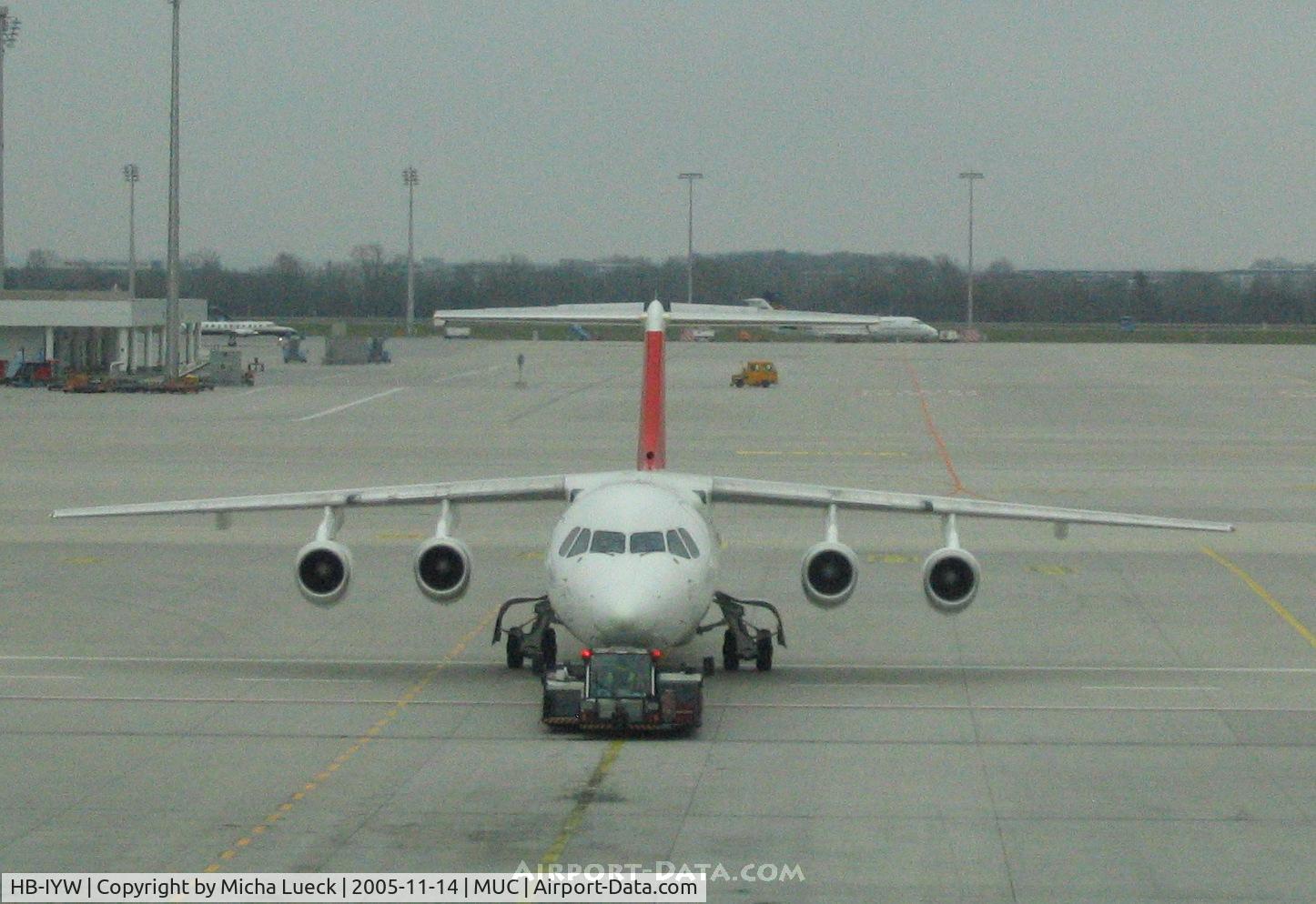 HB-IYW, 1999 British Aerospace Avro 146-RJ100 C/N E3359, Push-back at Munich