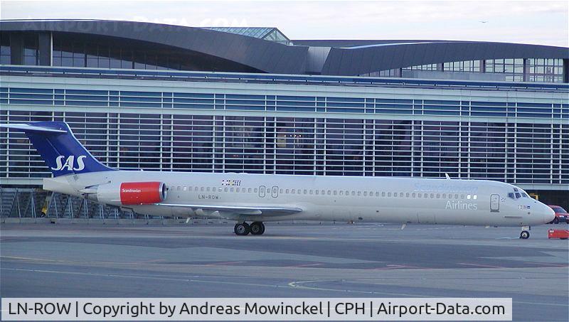 LN-ROW, 1986 McDonnell Douglas MD-82 (DC-9-82) C/N 49438, SAS MD80 - once the king of the Scandinavian skies. Today, there's just a few left.