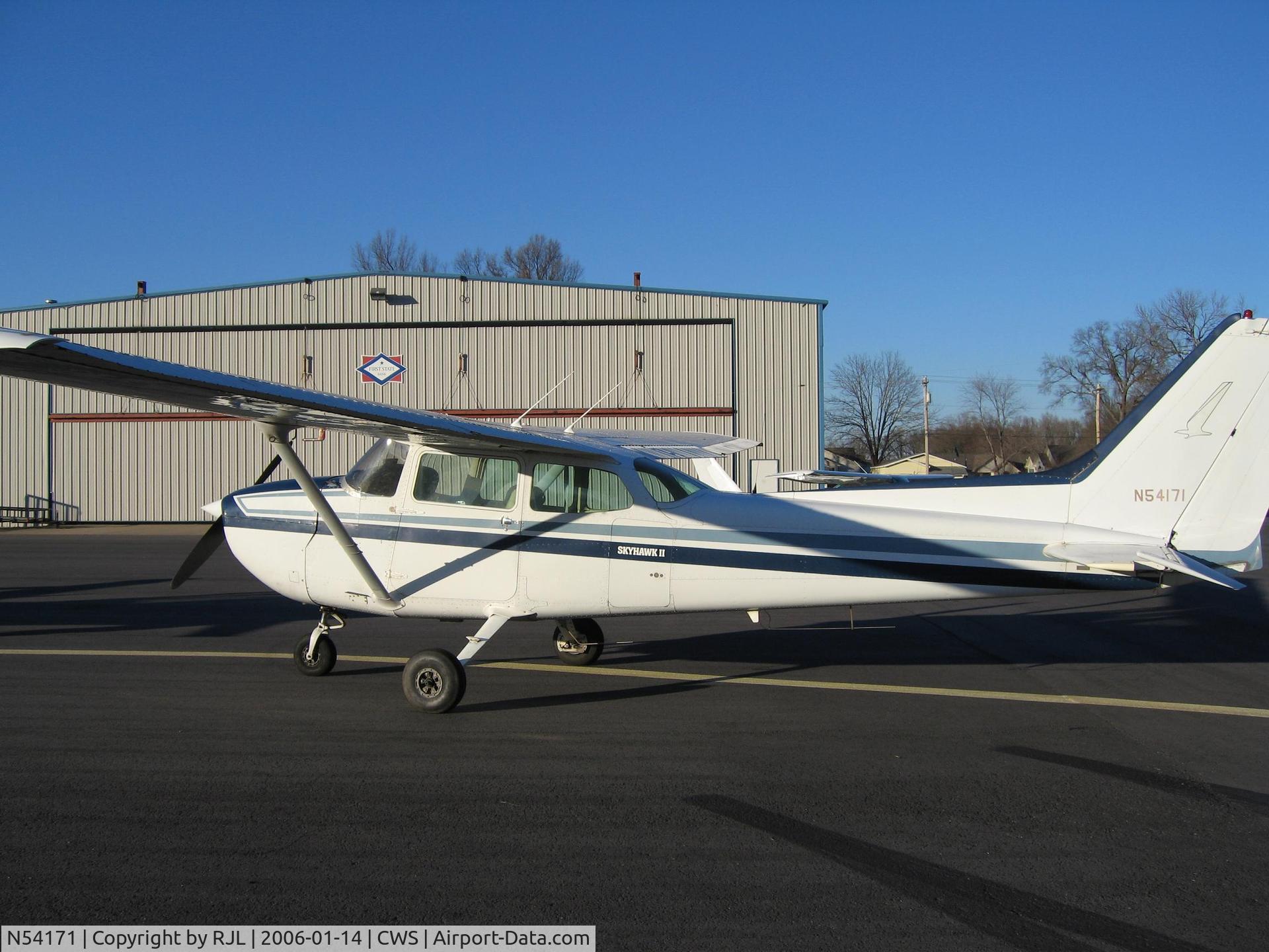 N54171, 1981 Cessna 172P C/N 17274901, On the ground in Conway, AR