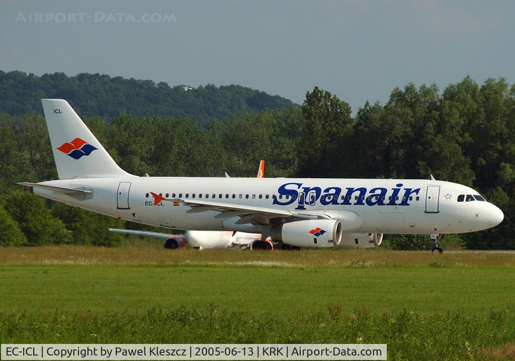 EC-ICL, 2001 Airbus A320-232 C/N 1682, ready to take-off