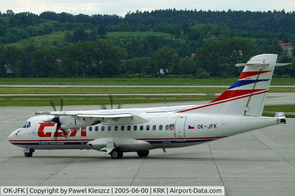 OK-JFK, 2004 ATR 42-500 C/N 625, taxi to runway