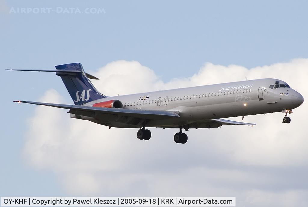 OY-KHF, 1988 McDonnell Douglas MD-87 (DC-9-87) C/N 49609, 300m to runway