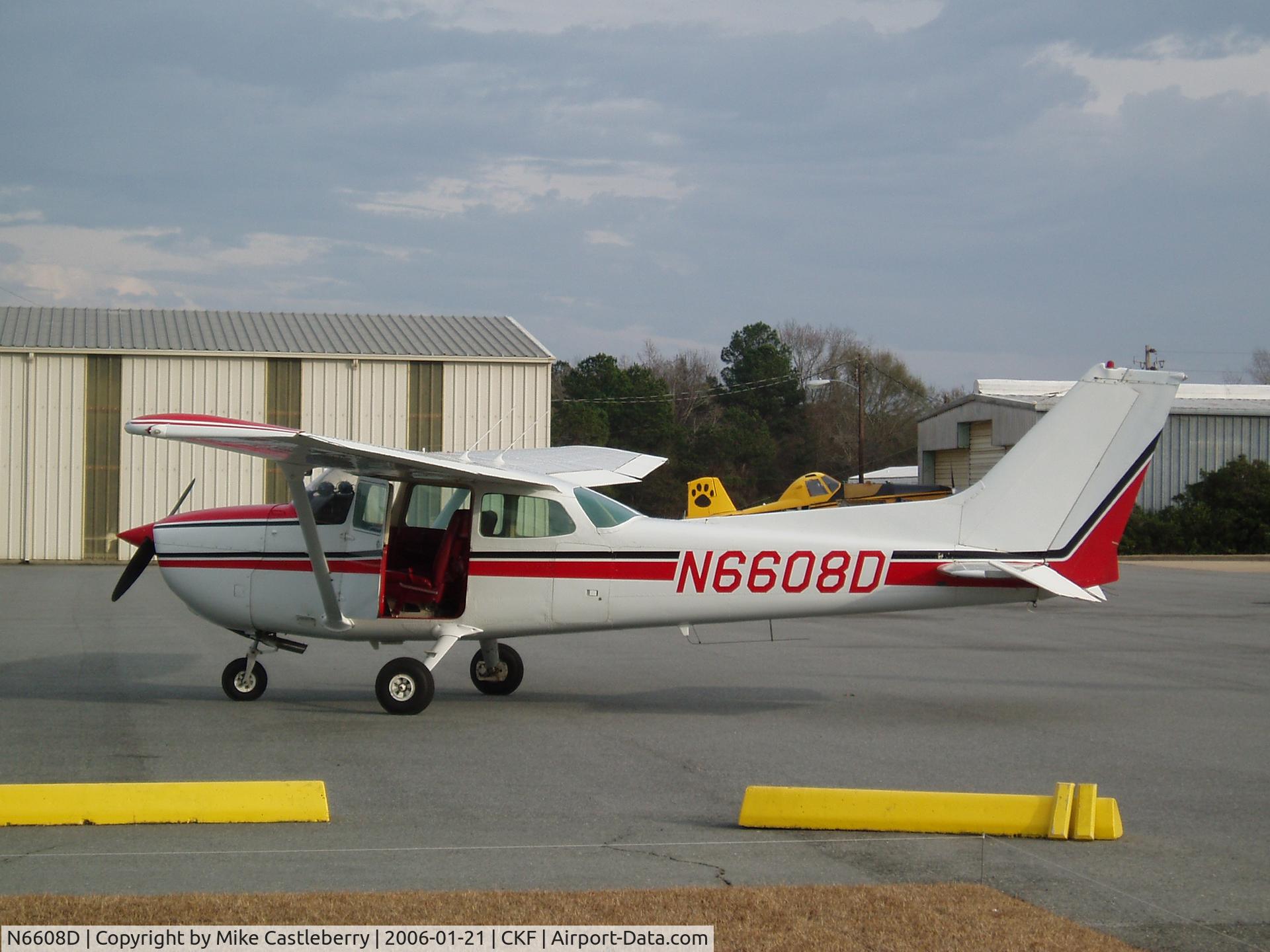 N6608D, 1979 Cessna 172N C/N 17272895, Cessna 172 sitting @ CKF Home = ACJ