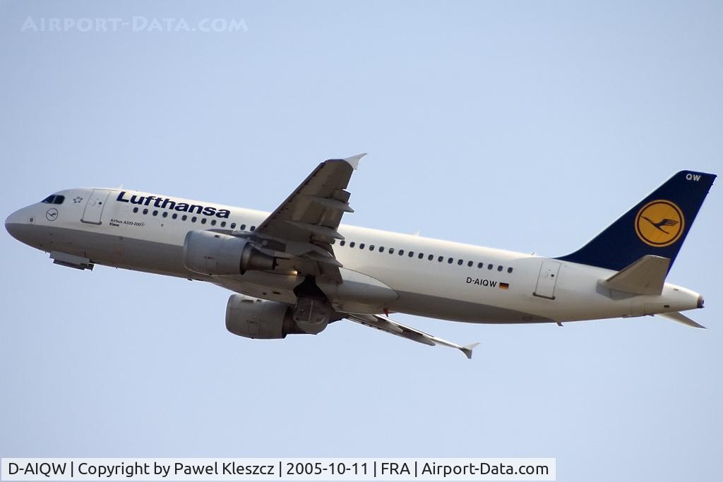 D-AIQW, 2000 Airbus A320-211 C/N 1367, after take-off