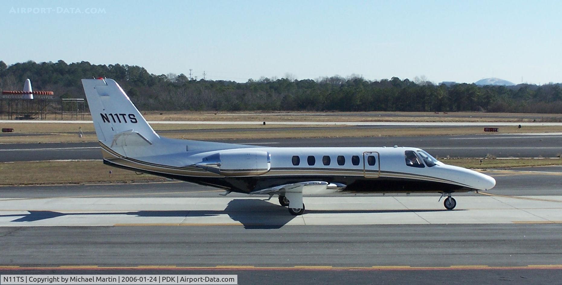 N11TS, 1999 Learjet 60 C/N 60-151, Taxing to Runway 2R
