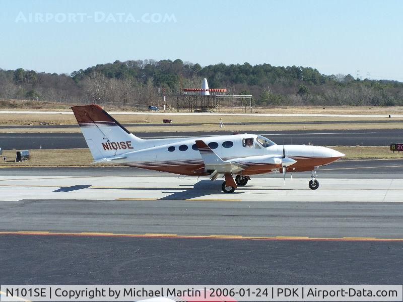 N101SE, 1979 Cessna 414A Chancellor C/N 414A0428, Taxing to Runway 2R