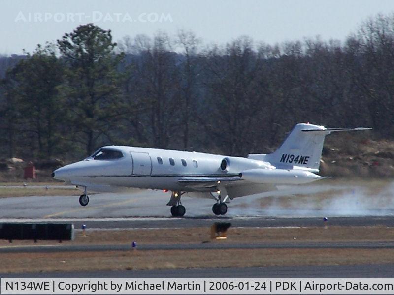 N134WE, 1977 Gates Learjet 25D C/N 222, Smoking Tires Landing 2R
