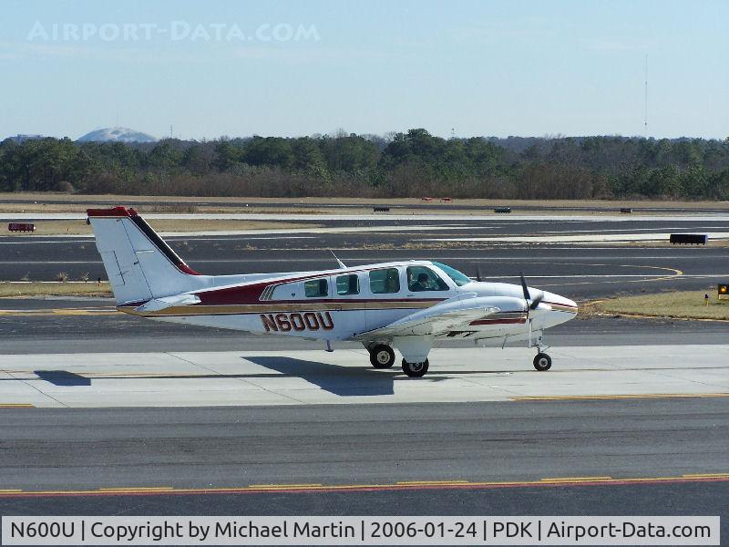 N600U, Beech 58 Baron C/N TH-1524, Taxing to Runway 2R