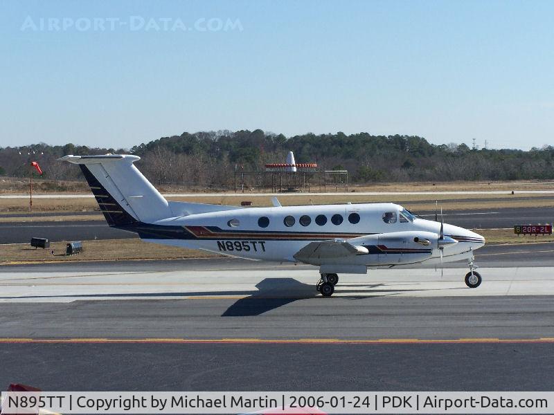 N895TT, 1985 Beech B200 King Air C/N BB-1239, Taxing to Runway 2R
