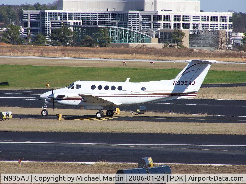 N935AJ, 1981 Beech B200 King Air C/N BB-935, Taxing to Epps Air Service