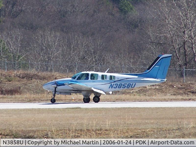 N3858U, 1981 Beech 58 Baron C/N TH-1248, Landing on 2R