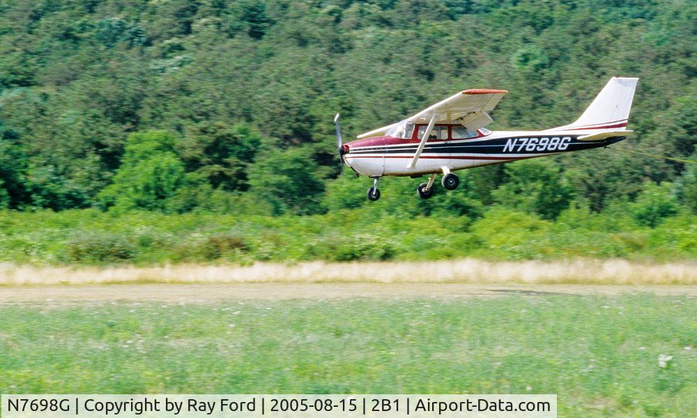 N7698G, 1970 Cessna 172L C/N 17259398, 1970 Cessna 172L Landing on Grass Strip