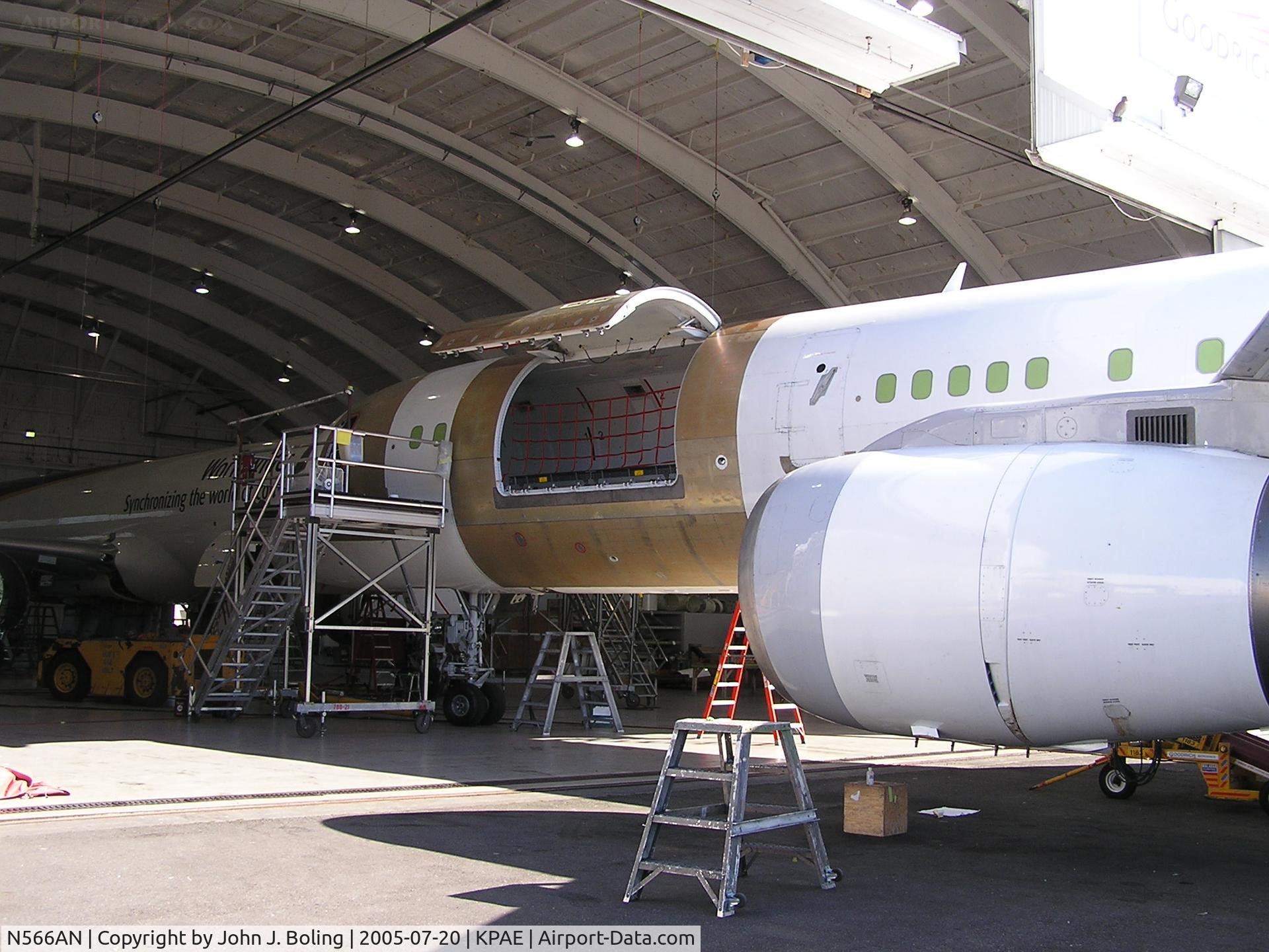 N566AN, 1989 Boeing 757-23APF C/N 24566, New cargo door