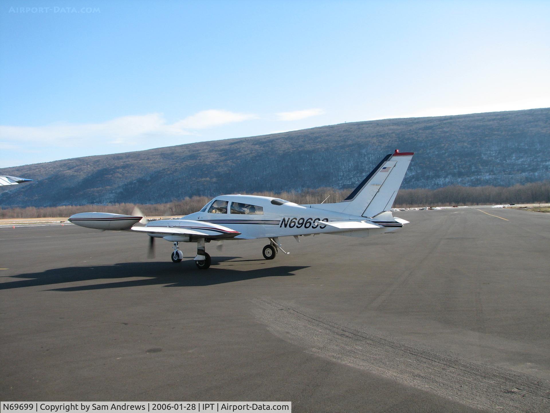 N69699, 1973 Cessna 310Q C/N 310Q0926, Departing IPT on a very nice day
