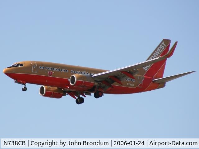 N738CB, 1999 Boeing 737-7H4 C/N 27870, Coming in for landing at John Wayne airport