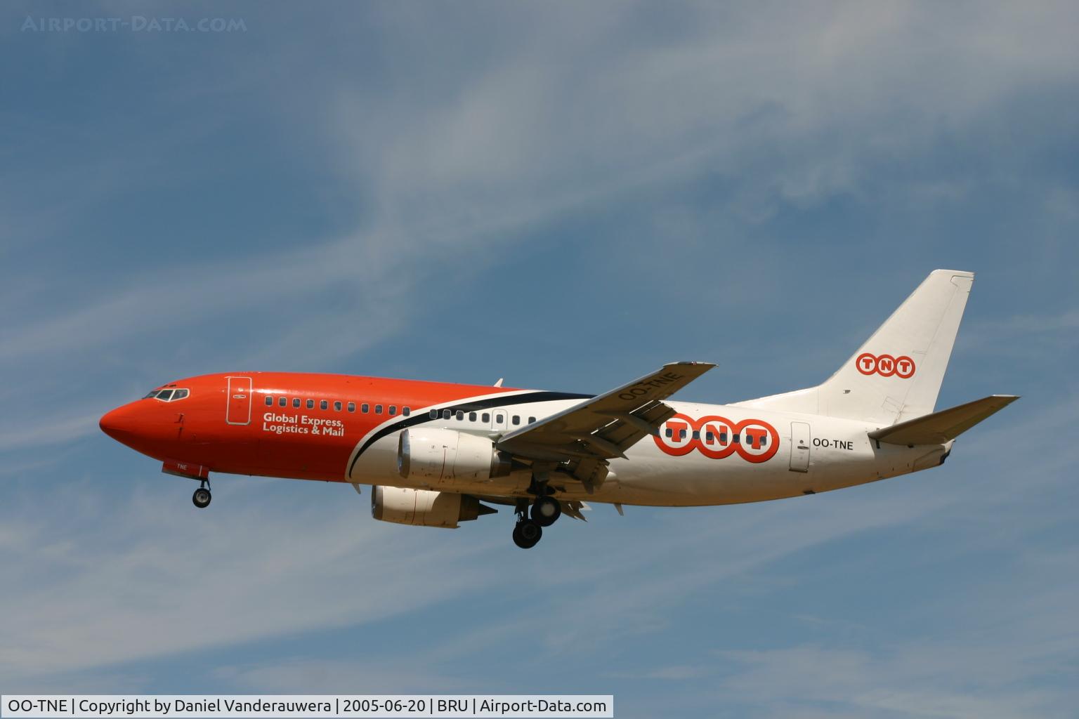 OO-TNE, 1986 Boeing 737-3Q8 C/N 23535, short to land on RNW 25L