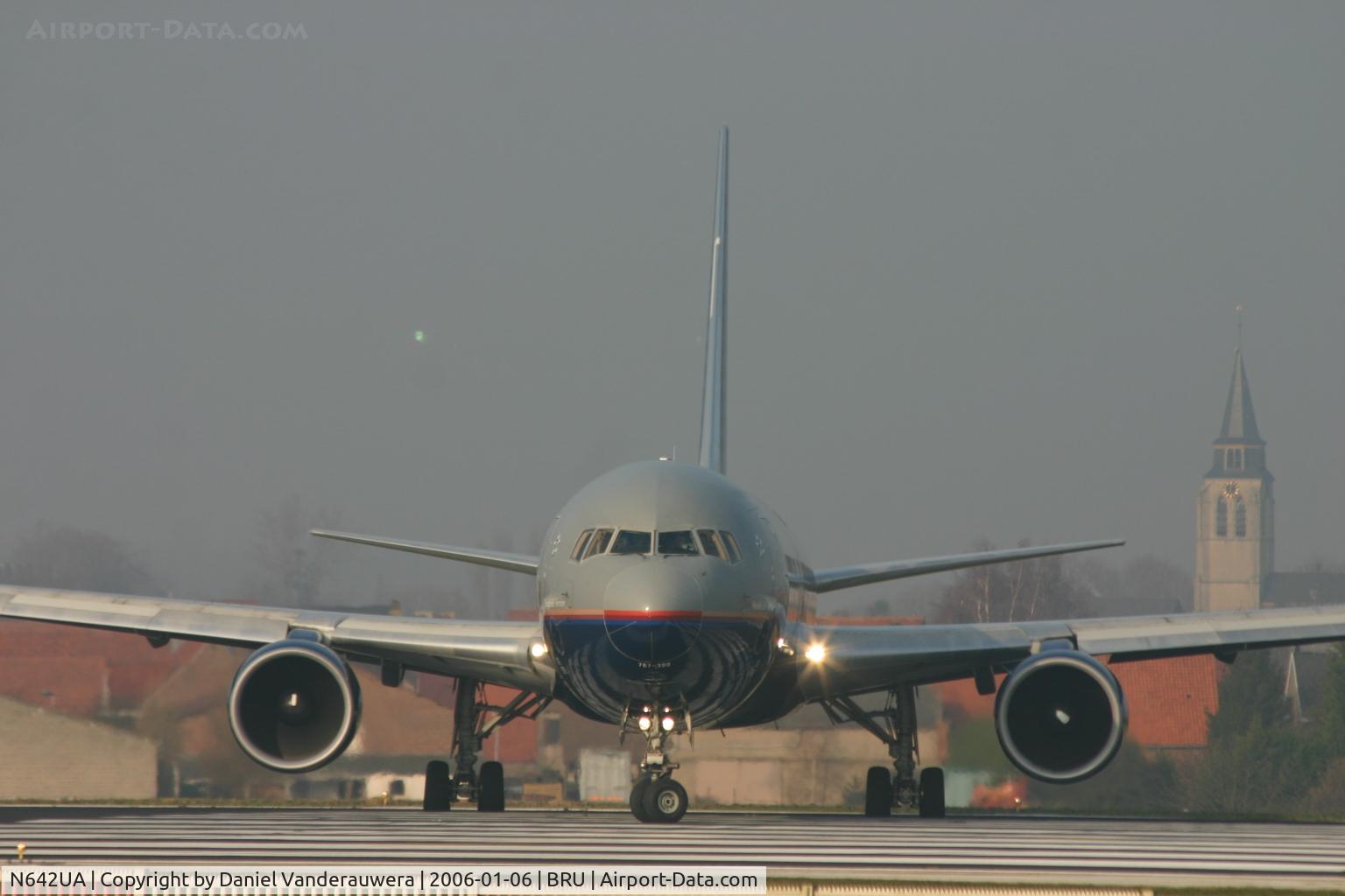 N642UA, 1991 Boeing 767-322 C/N 25092, manoeuvring to take off on RNW 25L