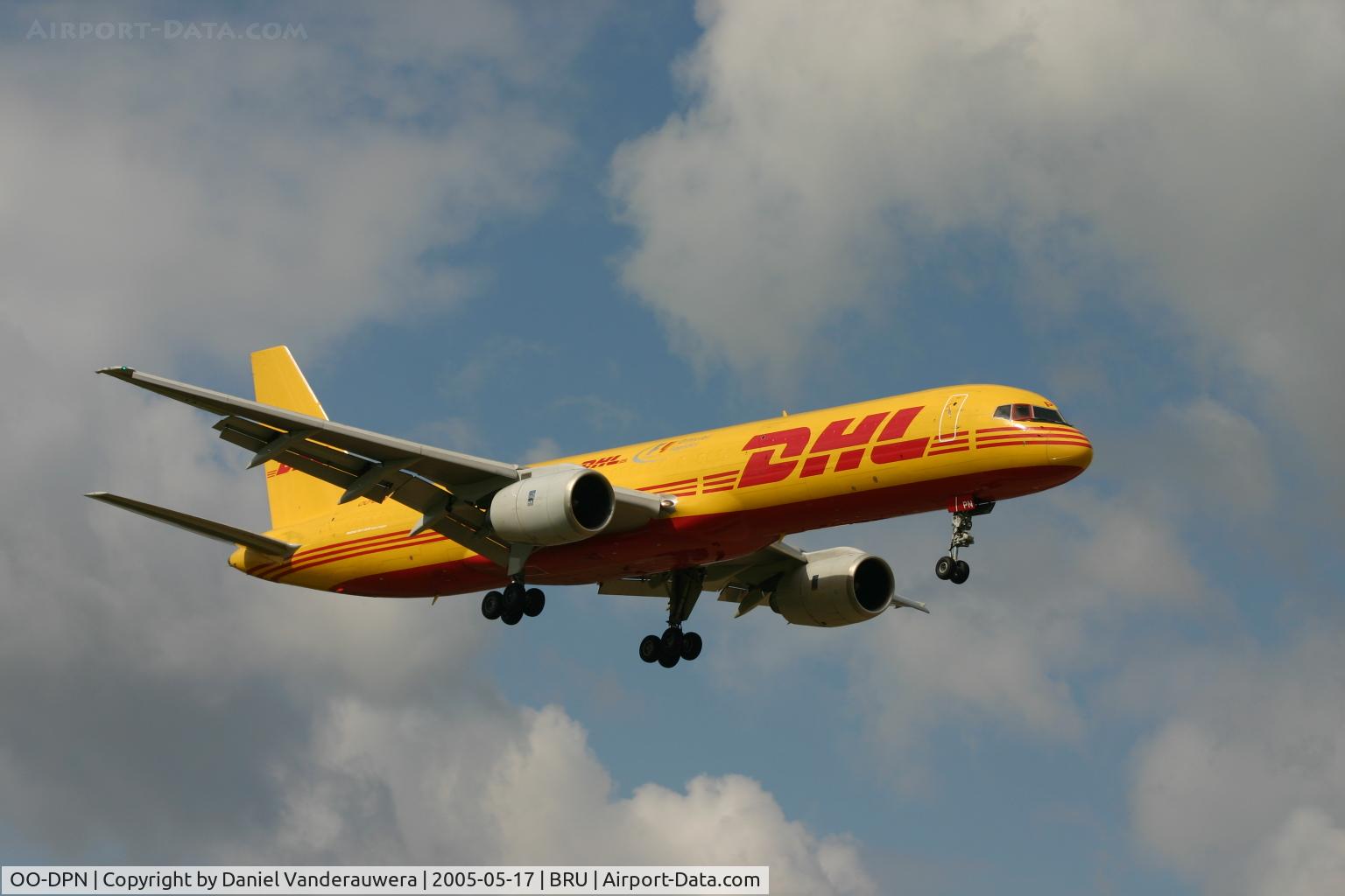 OO-DPN, 1986 Boeing 757-236/SF C/N 23533, short before landing on RNW 02