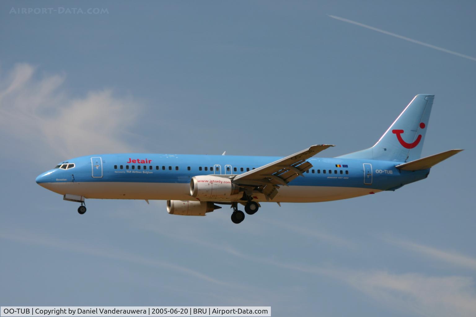 OO-TUB, 1994 Boeing 737-4K5 C/N 27831, short to land on RNW 25L - end of holidays for PAX