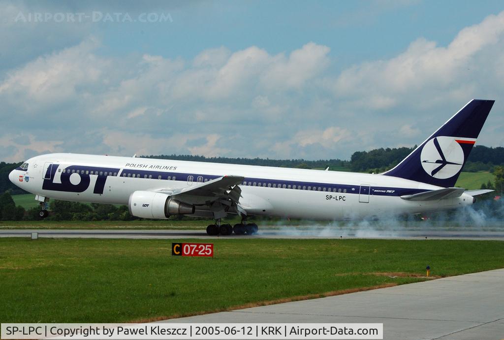 SP-LPC, 1997 Boeing 767-35D/ER C/N 28656, touchdown